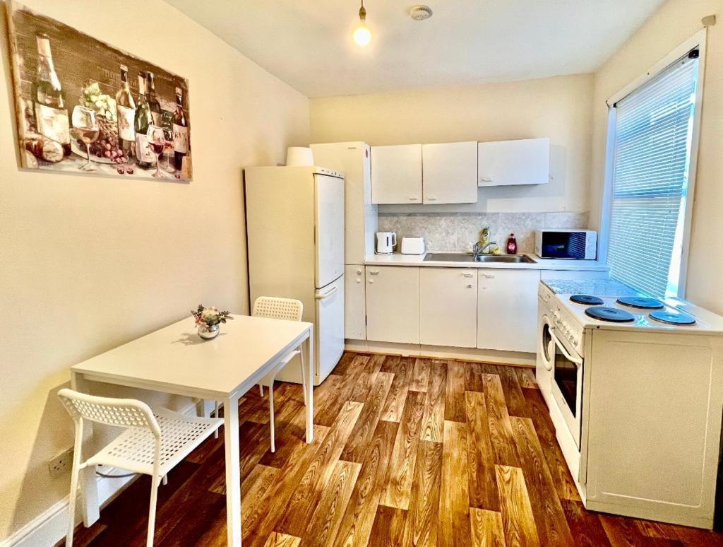 Апартаменти Studio Flat In Colliers Wood Лондон Екстер'єр фото